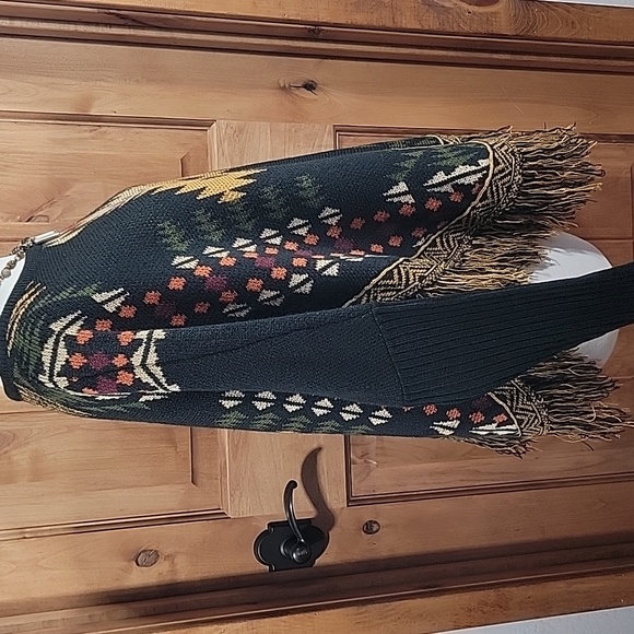 Cotton & Rye Reno Fringe Poncho w/ Sleeves - Picture 4 of 15